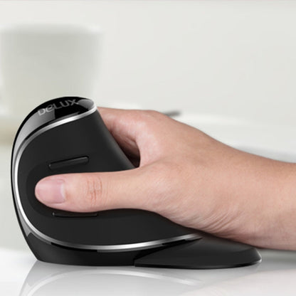 DELUX M618 Plus ergonomische verticale muis in gebruik hand zijaanzicht