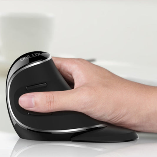 DELUX M618 Plus ergonomische verticale muis in gebruik hand zijaanzicht