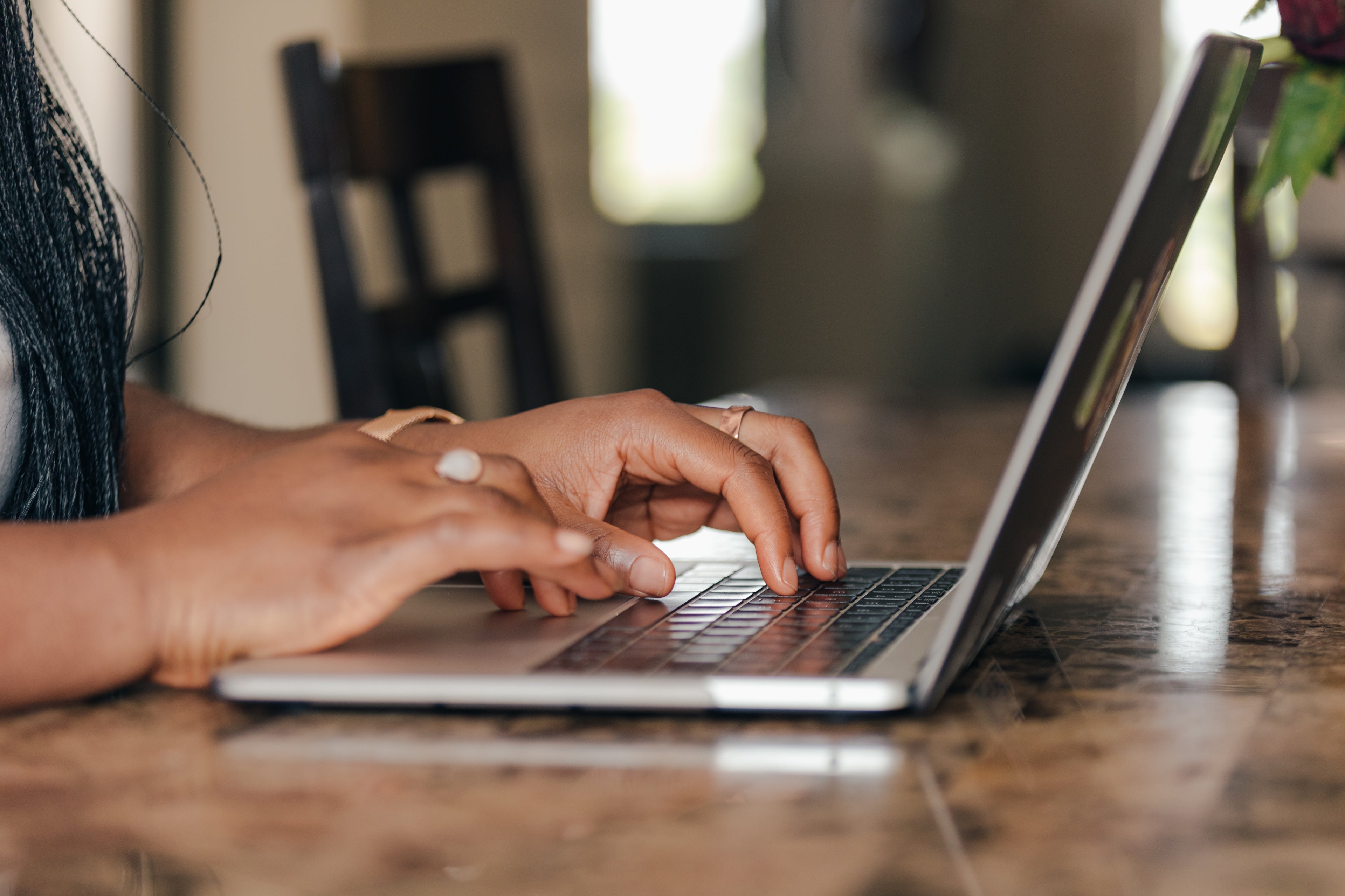 Ergonomisch werken aan laptop – comfortabel typen met de juiste werkhouding