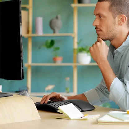 Logitech ERGO K860 ergonomisch toetsenbord in gebruik kantooromgeving