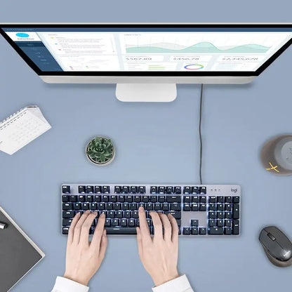 Logitech K845 mechanisch toetsenbord in gebruik met monitor bureau