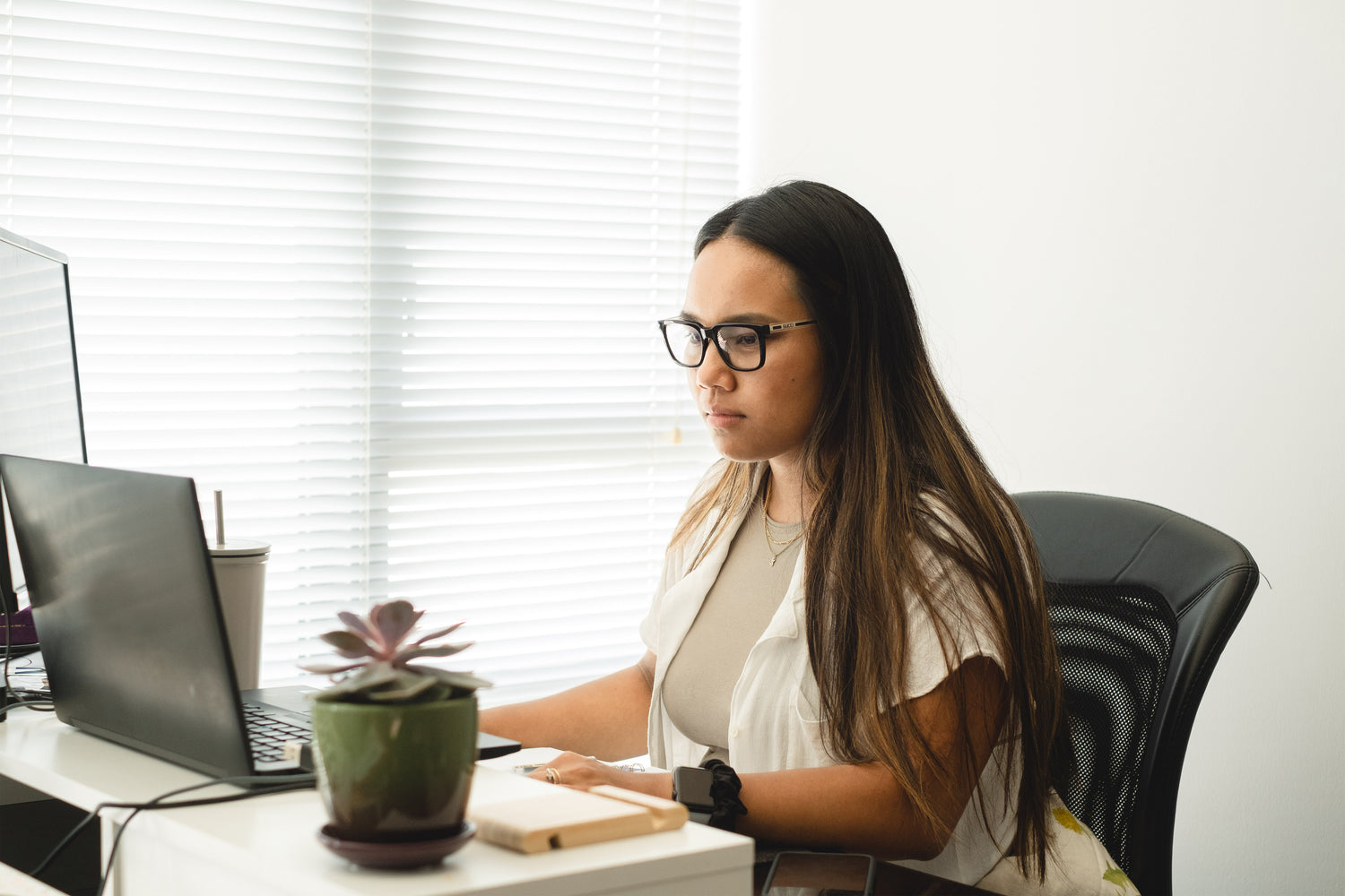 Ergonomische thuiswerkplek met dual monitor setup – productief en comfortabel werken