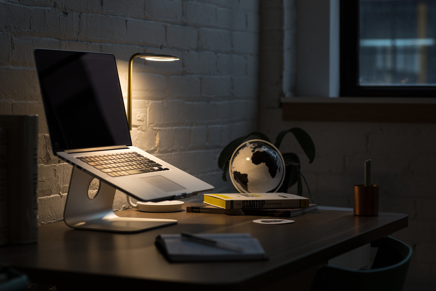 Ergonomische laptopstandaard op thuiswerkplek – betere werkhouding en minder nekklachten